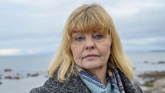Die Schauspielerin Inger Nilsson steht als Ewa Svensson in "Der Kommissar und das Meer" an einem Strand © picture alliance/Marion von Der Mehden/ZDF/dpa Foto: Marion von Der Mehden