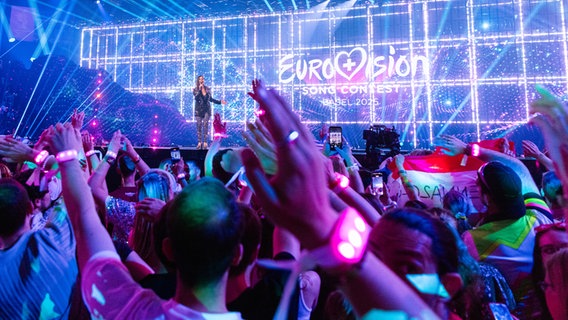 Sandra Studer singt Insieme auf der Bühne vor Publikum in Basel © eurovision.tv/EBU Foto: Corinne Cumming