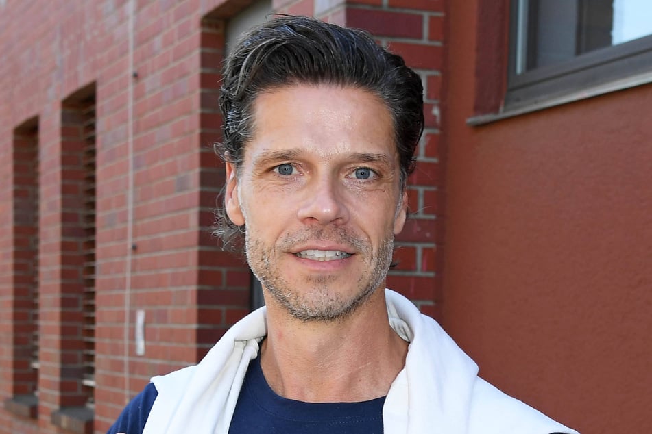 Unter anderem erklärte der 50-Jährige, dass er sich noch nie Sperma ins Gesicht geschmiert habe. Das Ganze sei nur ein Witz gewesen.