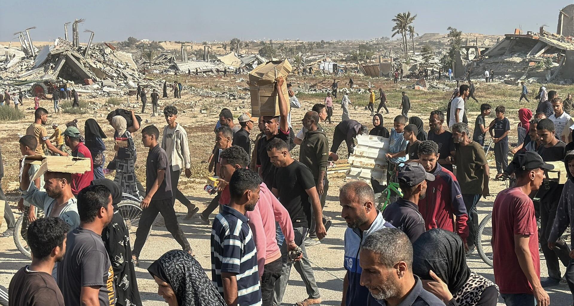 Rafah: Das Bild zeigt Palästinenser nach der Entgegennahme von humanitärer Hilfe aus einer Hilfsgüterverteilungsstelle der von den USA unterstützten Gaza Humanitarian Foundation (GHF) in Rafah im südlichen Gazastreifen.