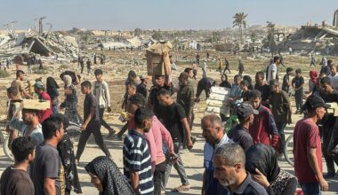 Rafah: Das Bild zeigt Palästinenser nach der Entgegennahme von humanitärer Hilfe aus einer Hilfsgüterverteilungsstelle der von den USA unterstützten Gaza Humanitarian Foundation (GHF) in Rafah im südlichen Gazastreifen.