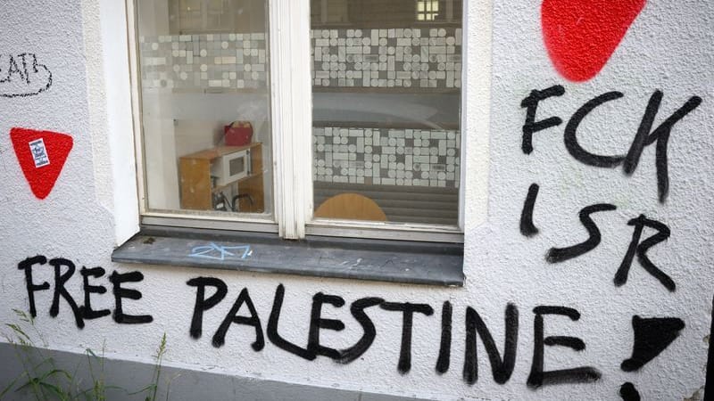 An zahlreichen Häusern in der Emser Straße in Neukölln, unter anderem an der Begegnungsgaststätte Bajszel, sind rote Dreiecke, ein Zeichen der Hamas, und andere antisemitische und propalästinensische Parolen gesprüht. (zu dpa: «Antisemitismus: 2.500 Beleidigungen, Drohungen und Angriffe»)
