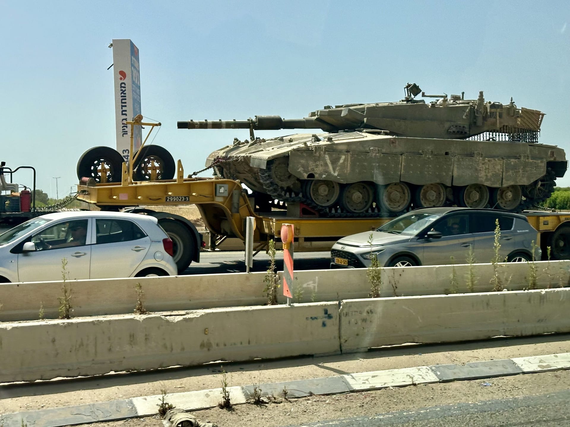 Israelischer Panzer auf der Autobahn Richtung Gaza.