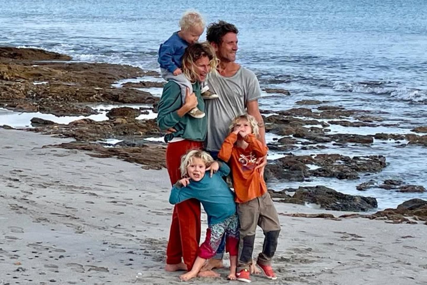 Janni Kusmagk mit Ehemann Paar und den drei gemeinsamen Kindern
