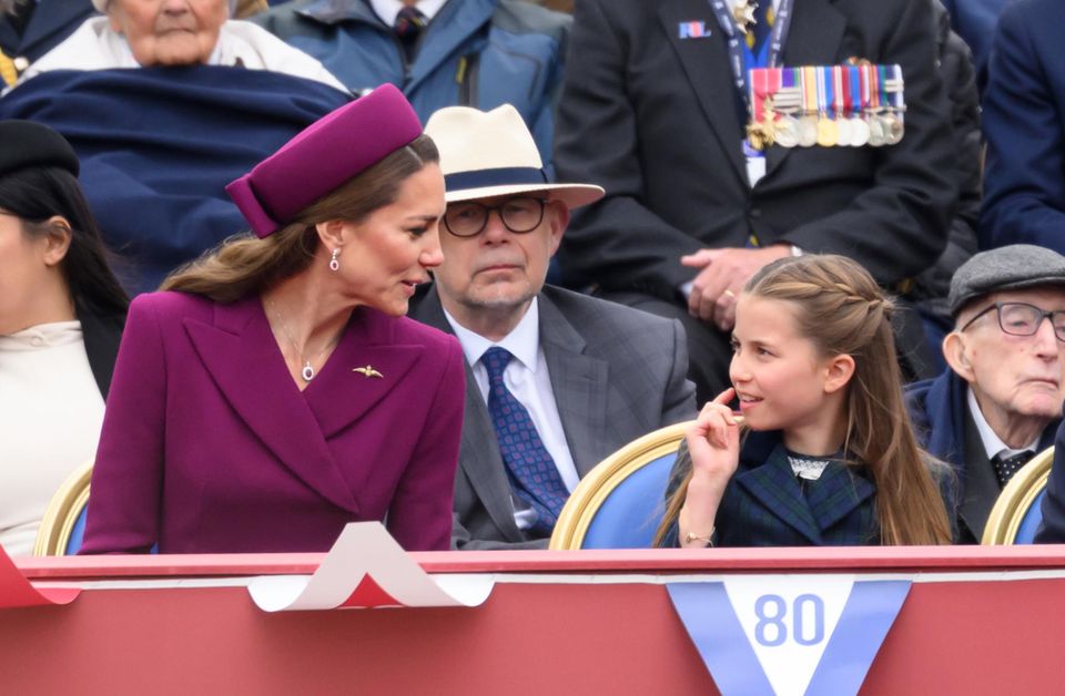 Catherine, Princess of Wales, und Prinzessin Charlotte beim VE Day