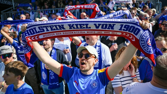 Fans von Holstein Kiel © picture alliance/dpa | Gregor Fischer 