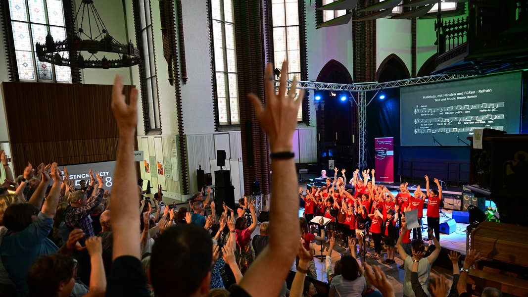 74 Stunden Dauersingen: Finale mit "All-Stars-Besetzung" | NDR.de - Nachrichten - Niedersachsen