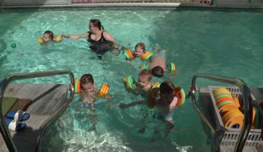 Kita in Halle bringt Kindern schwimmen bei