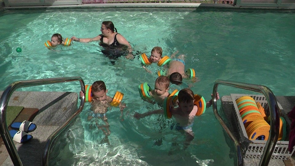 Kita in Halle bringt Kindern schwimmen bei