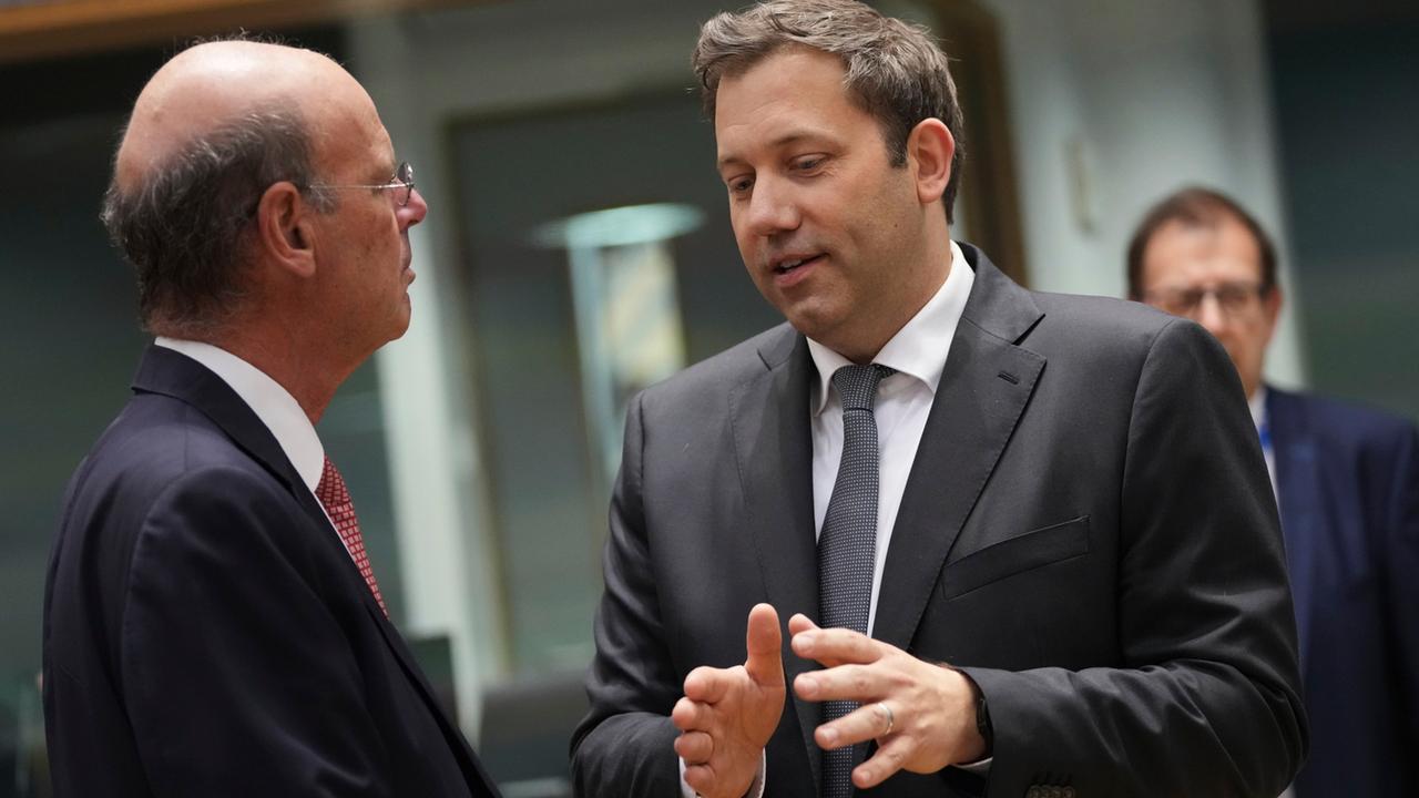Besuch in Brüssel: Klingbeil will EU-Lieferkettengesetz beibehalten