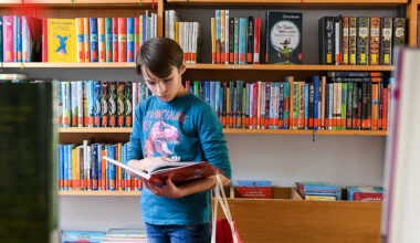 Ein Kind liest in einem Buch in der Katholischen Öffentlichen Bücherei an Sankt Cäcilia in Bonn am 10. September 2019.