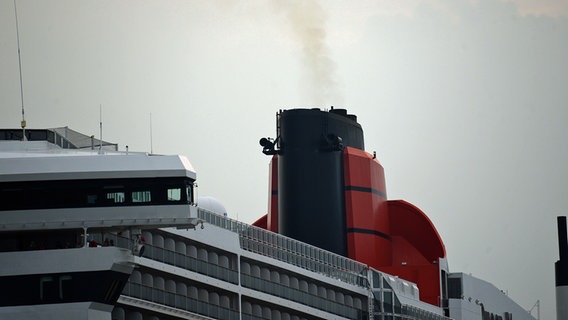 Abgase entweichen aus einem Schornstein eines Kreuzfahrtschiffs in Hamburg. © picture alliance / dpa Foto: Marcus Brandt