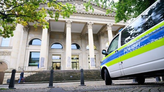 Ein Fahrzeug der Polizei steht vor dem Landtag in Hannover. © dpa Foto: Julian Stratenschulte