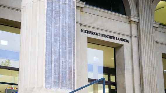 Schwarze Spuren sind nach der Entfernung roter Buchstaben auf den Säulen am niedersächsischen Landtag zu sehen. © dpa Foto: Julian Stratenschulte