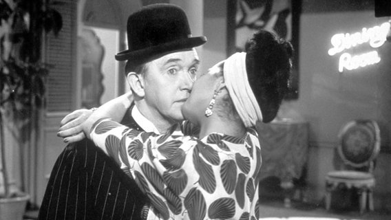 Stan Laurel und Margo Woode in dem Film "Die Stierkämpfer" (USA 1945) - CHRISTOPHEL-SAMMLUNG © Twentieth Century Fox Film Corporation © picture alliance / COLLECTION CHRISTOPHEL | NZ 