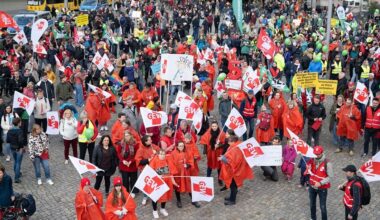 Bildungspläne des Kultusministers treiben Lehrer, Eltern und Schüler in Dresden zu Demo