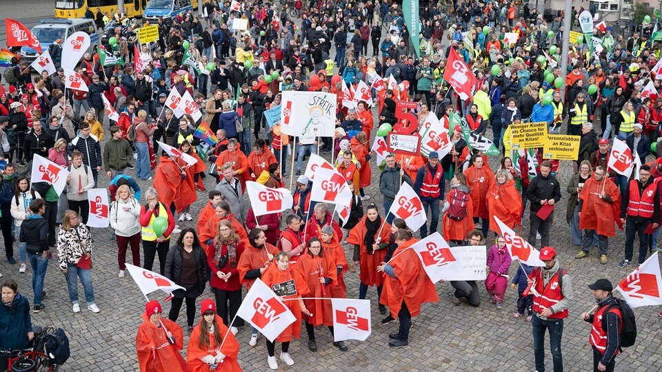 Bildungspläne des Kultusministers treiben Lehrer, Eltern und Schüler in Dresden zu Demo