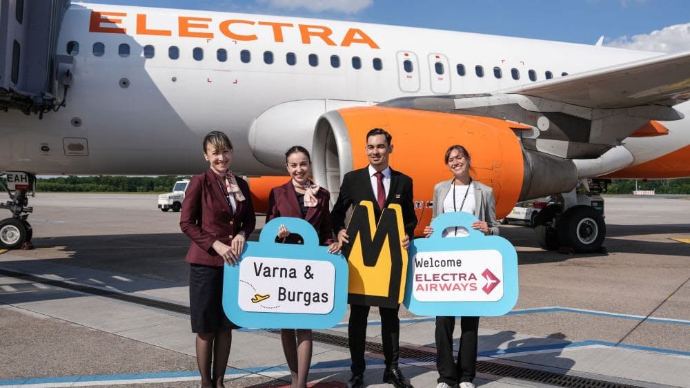 Leonie Schaffeld (rechts; Airline Marketing am Köln Bonn Airport) und eine Crew von Electra Airways freuen sich über die Erstflüge nach Burgas und Varna.