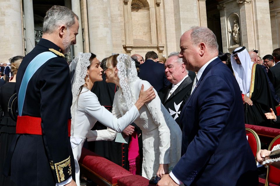 Königin Letizia begrüßt Fürstin Charlène