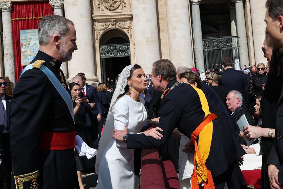 Königin Letizia begrüßt Großherzog Henri.