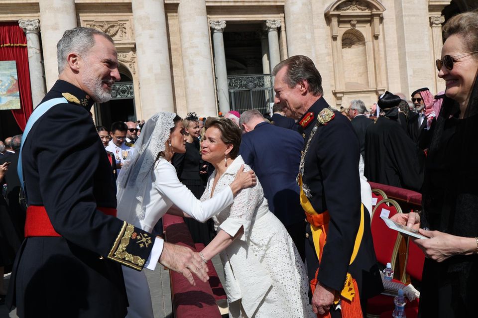 Königin Letizia begrüßt Großherzogin Maria Teresa von Luxemburg