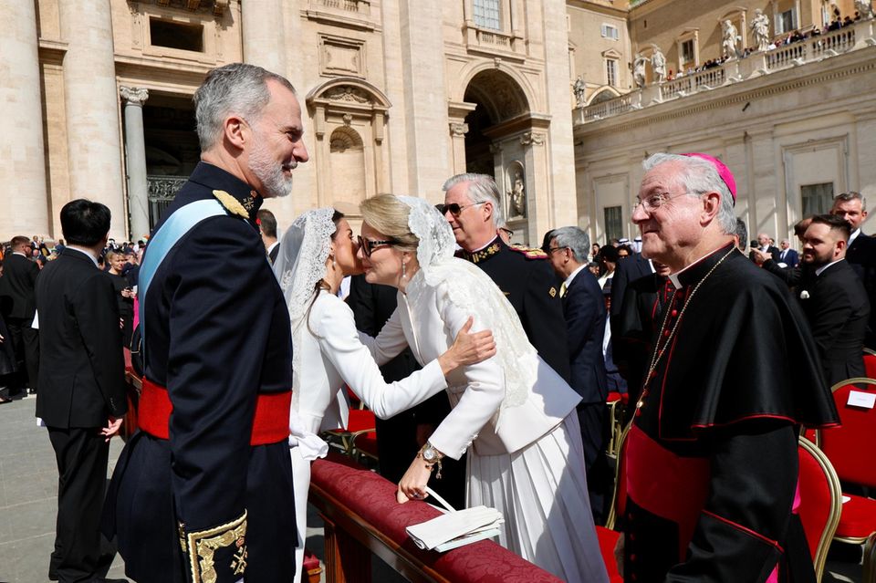 Königin Letizia begrüßt Königin Mathilde.
