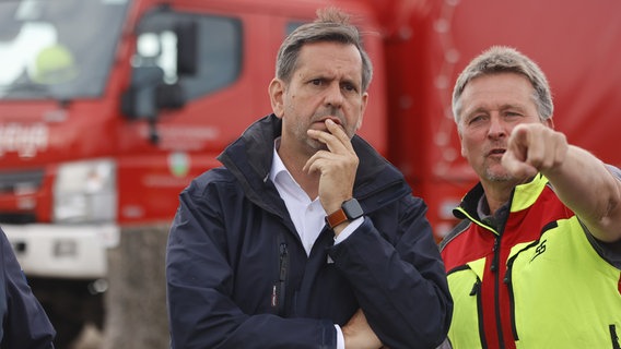 Niedersachsens Umweltminister Olaf Lies (SPD) informiert sich am Wurmberg im Gespräch mit dem Leiter des Nationalpark Harz Roland Pietsch über einen Waldbrand am Brocken. © picture alliance/dpa Foto: Matthias Bein