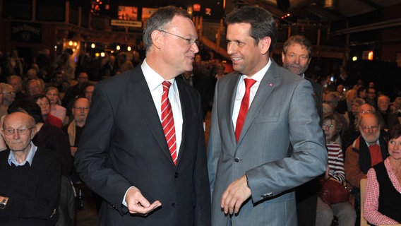 Stephan Weil und Olaf Lies (beide SPD) stehen in Lüneburg bei der Regionalkonferenz der SPD nebeneinander. © picture alliance/dpa Foto: Philipp Schulze