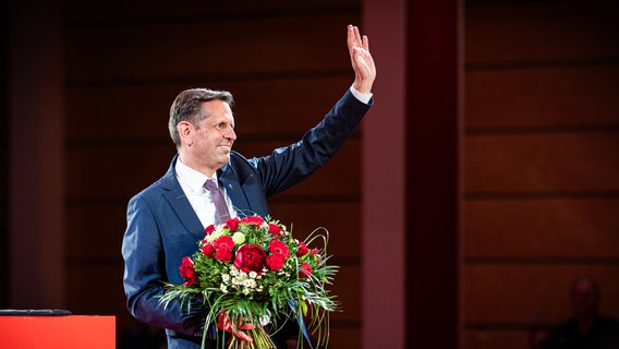 Olaf Lies (SPD), designierter Ministerpräsident von Niedersachsen, steht auf der Bühne beim Sonderparteitag der SPD Niedersachsen. © dpa-Bildfunk Foto: Moritz Frankenberg