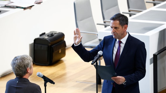 Olaf Lies (SPD), neuer Ministerpräsident von Niedersachsen, spricht im Landtag den Amtseid vor Landtagspräsidentin Hanna Naber. © dpa Foto: Julian Stratenschulte