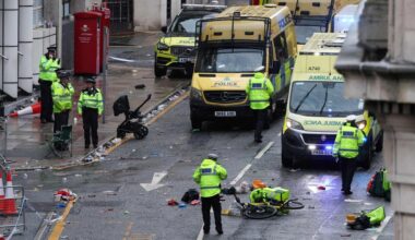 Autofahrer fährt in Liverpool in Menschenmenge