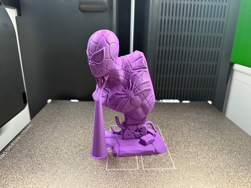 Die Spiderman-Büste, hier noch mit Support-Struktur in Tree-Form, ...