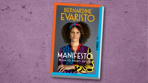 Cover des Buches "Manifesto. Warum ich niemals aufgebe" von Bernhardine Evaristo © Klett-Cotta Verlag 