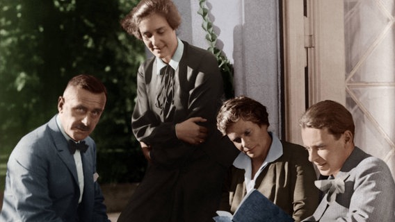 Der Schriftsteller Thomas Mann mit seiner Frau Katia und seinen Kindern Klaus und Erika vor dem Fenster eines Hauses. © picture alliance/akg-images Foto: akg-images