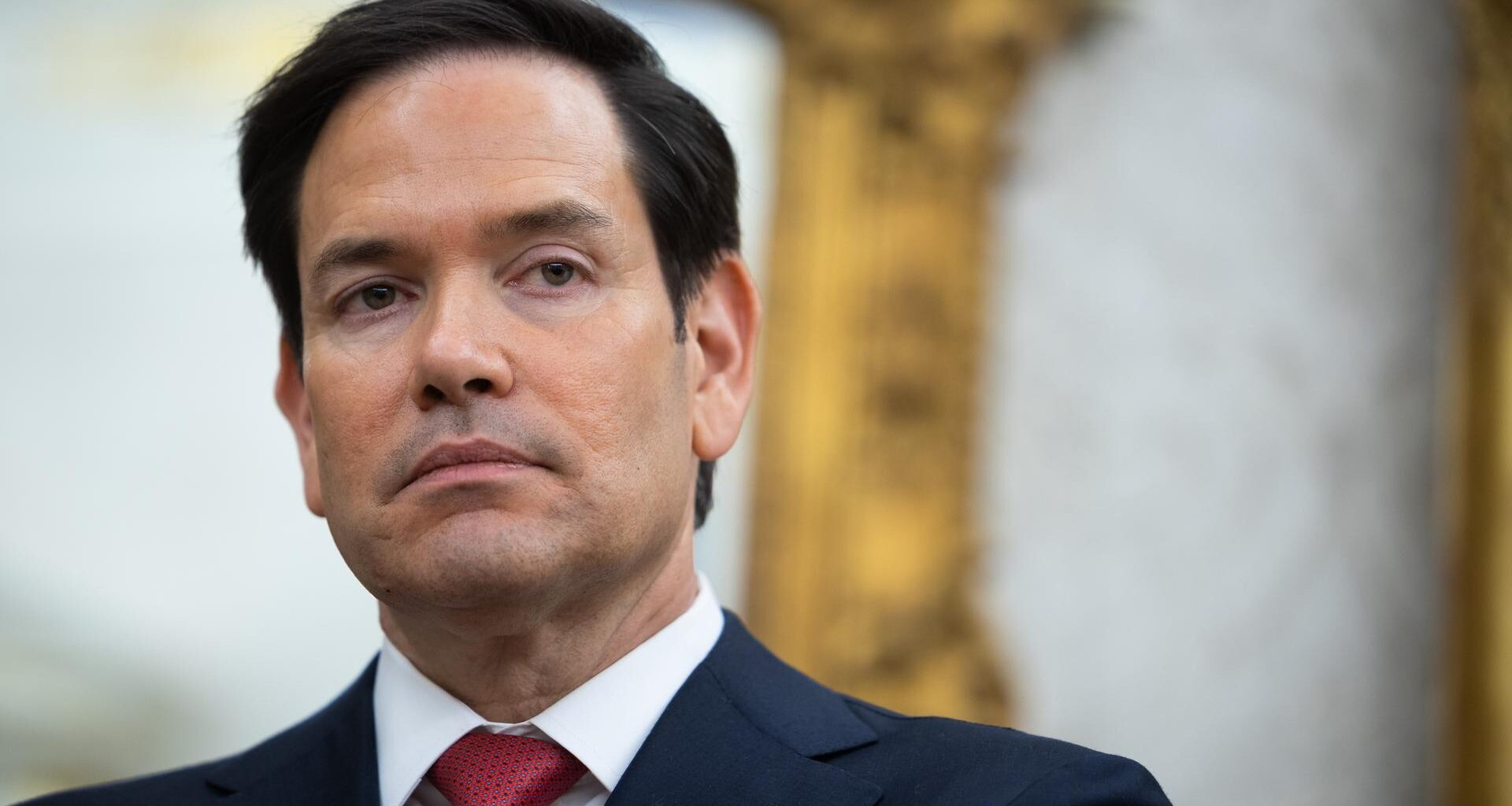 US-Außenminister Marco Rubio im Portrait; er trägt Anzug, ein weißes Hemd und eine rote Krawatte.