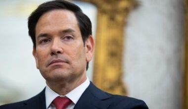 US-Außenminister Marco Rubio im Portrait; er trägt Anzug, ein weißes Hemd und eine rote Krawatte.