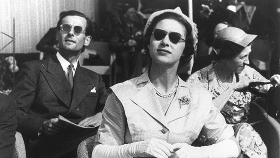 Die britische Prinzessin Margaret mit ihrem heimlichen Geliebten Peter Townsend, einem Fotografen und ehemaligen Fliegeroffizier (1950). © dpa - Fotoreport 