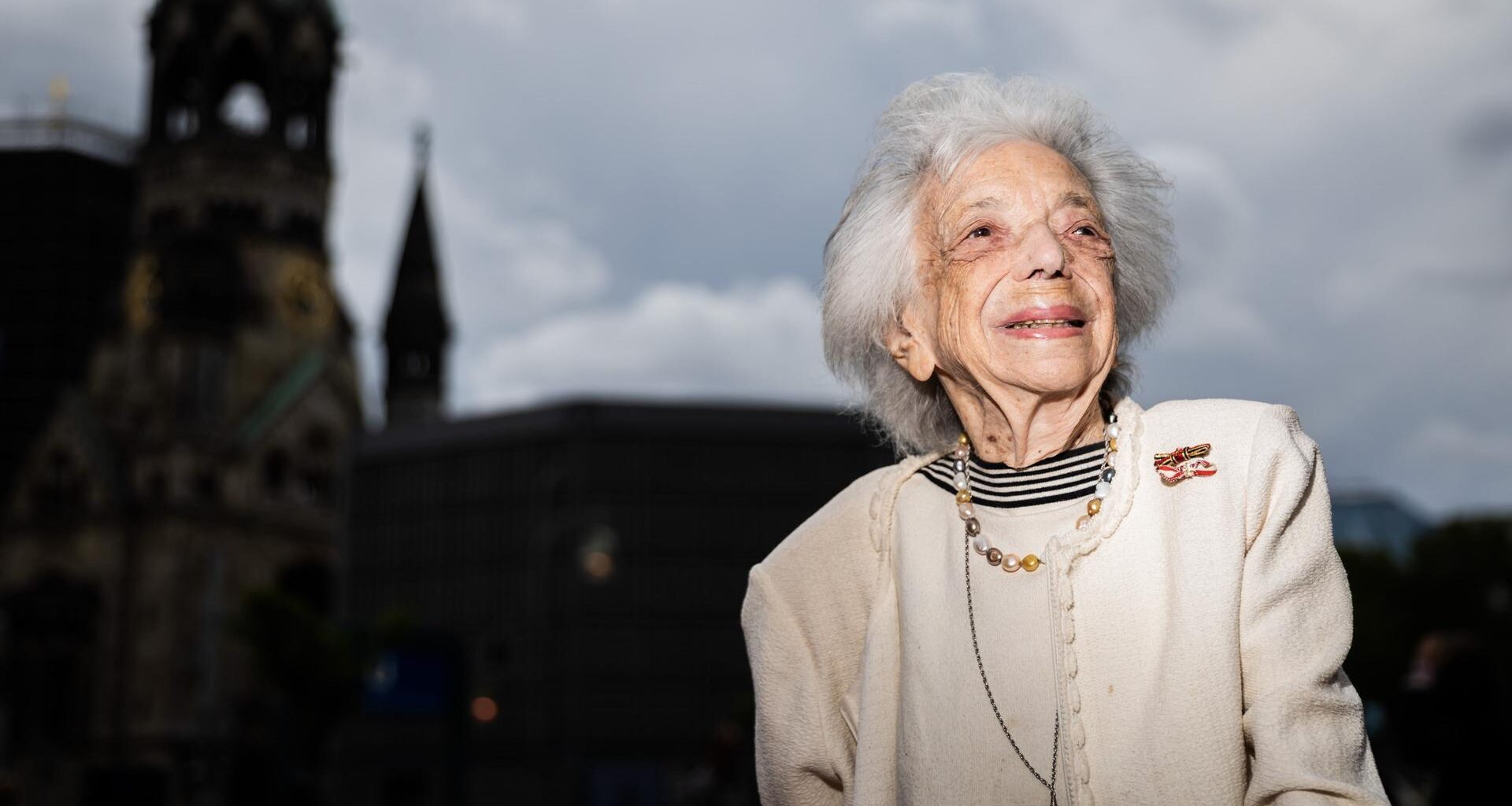 Die Holocaust-Überlebende Margot Friedländer - ein alte Frau mit weißen Haaren und wachem Blick - steht vor der Kaiser-Wilhelm-Gedächtniskirche in Berlin.