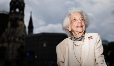 Die Holocaust-Überlebende Margot Friedländer - ein alte Frau mit weißen Haaren und wachem Blick - steht vor der Kaiser-Wilhelm-Gedächtniskirche in Berlin.