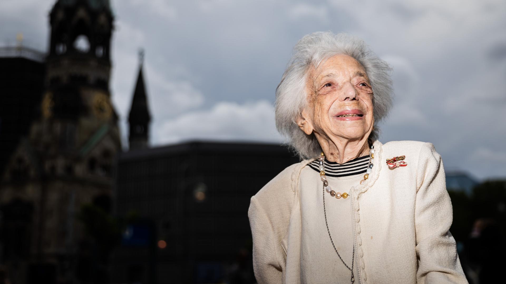 Die Holocaust-Überlebende Margot Friedländer steht vor der Kaiser-Wilhelm-Gedächtniskirche in Berlin. Die Holocaust-Überlebende Margot Friedländer steht vor der Kaiser-Wilhelm-Gedächtniskirche in Berlin.