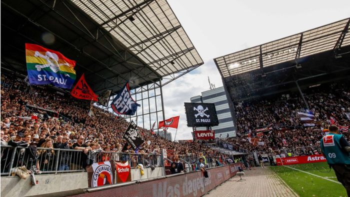 Nach Niederlage des FC St. Pauli gegen Stuttgart: Bericht: VfB-Fans in Hamburger Taxi mit Pyros attackiert