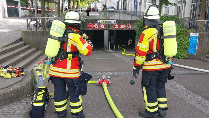 Feuerwehreinsatz in der Stadtmitte: Rauchsäule über Kornwestheim: Feuer bricht in Tiefgarage aus