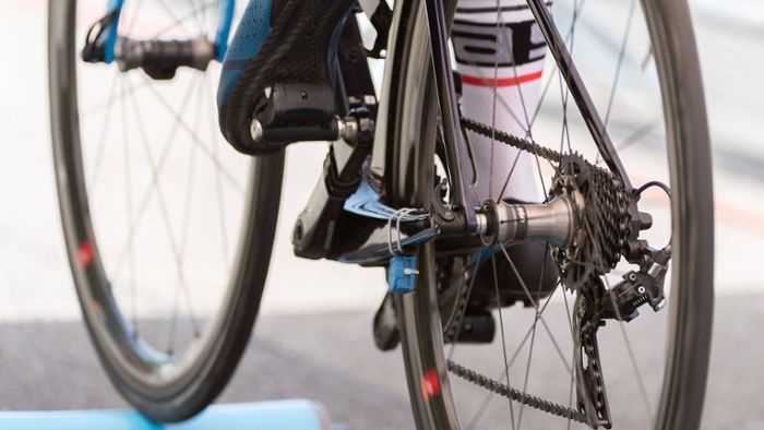 Stuttgart-West: Rennradfahrer stößt mit  Fußgängerin zusammen – Frau wird schwer verletzt
