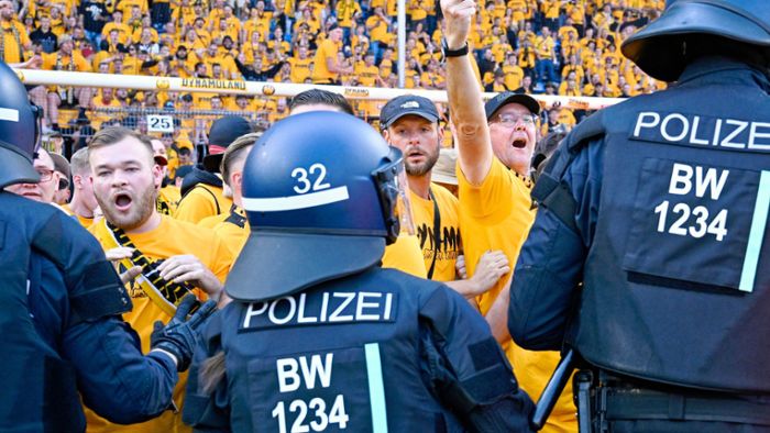 Waldhof Mannheim gegen Dynamo Dresden: Fanlager stürmen Spielfeld – Spielunterbrechung in Mannheim
