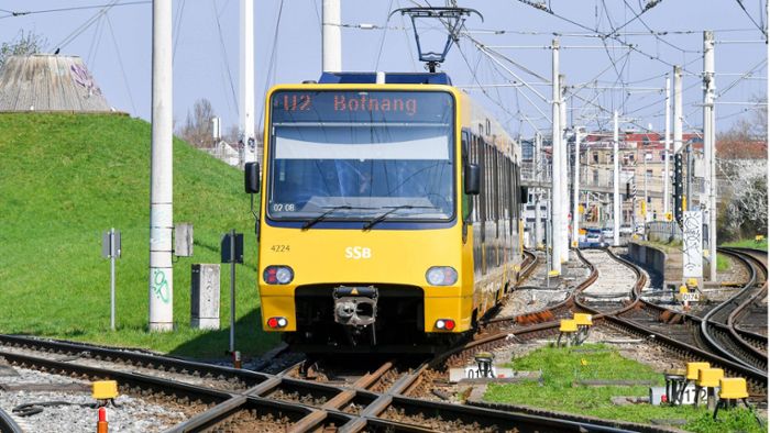 Stuttgarter Polizei sucht Zeugen: Senior stürzt in Stadtbahn und stirbt Tage später in Klinik