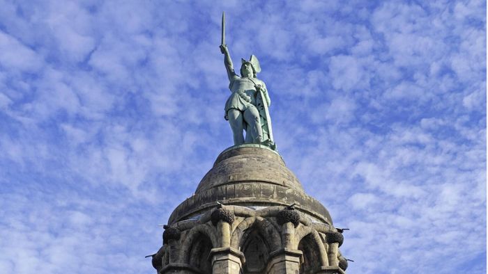 Figur im Teutoburger Wald: Vor Pokalfinale: Arminia Bielefeld kleidet Statue mit Trikot ein
