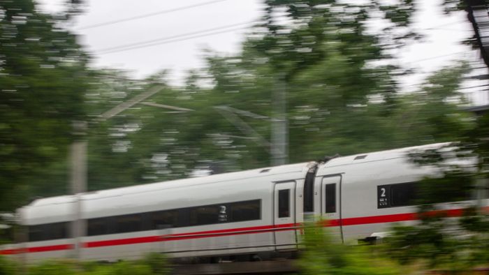 Mannheim/Karlsruhe: Fahrender ICE mit Steinen beworfen