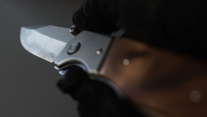 Zeugen in Stuttgart-Mitte gesucht: 19-Jähriger nachts in Parkhaus mit Messer bedroht und ausgeraubt