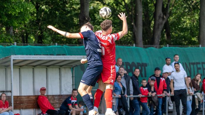 Fußball-Bezirksliga Stuttgart/Böbl.: Spitzenspiel garniert mit Dreifach-Rot und Traumtor