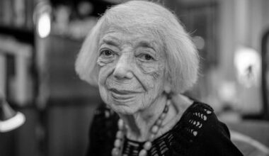 Margot Friedländer, Holocaust-Überlebende, blickt am Rande eines Interviews mit Journalisten der Deutschen Presse-Agentur zum 80. Jahrestag der Auschwitz-Befreiung in die Kamera des Fotografen.